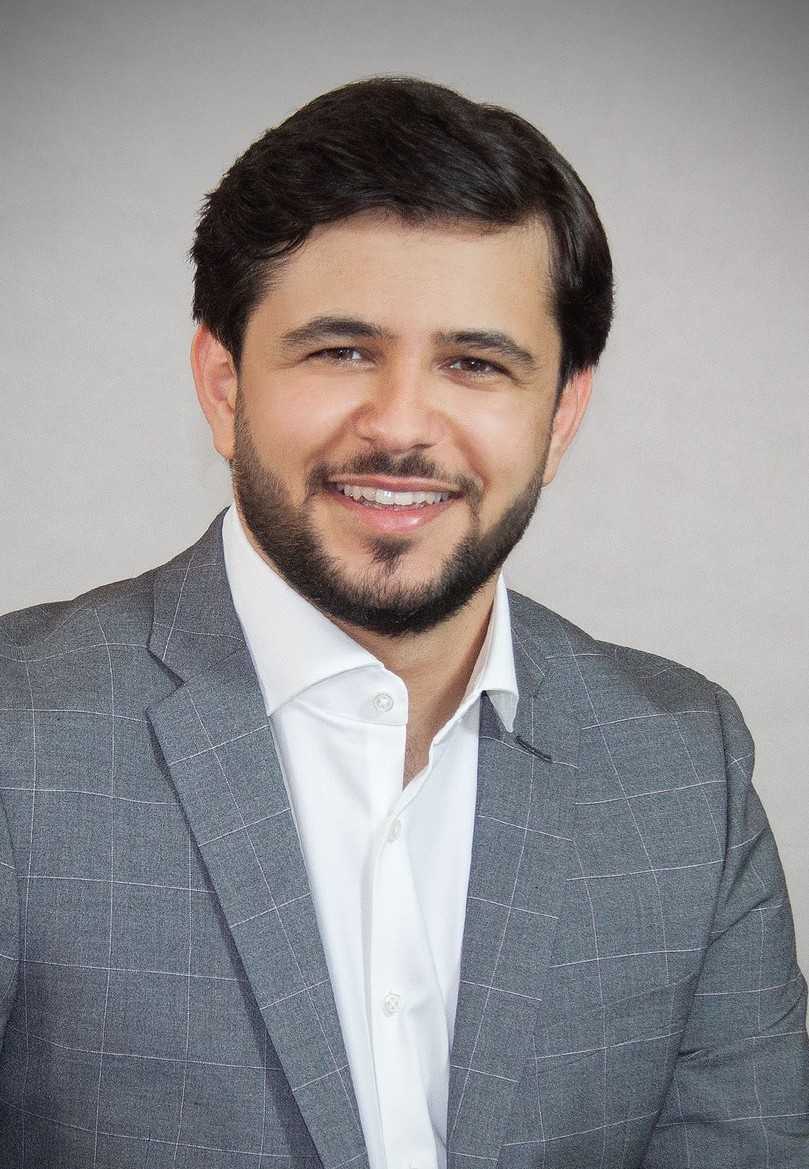Autor: Ayham Kemand verfolgt in seiner Doktorarbeit am Institut für Baubetrieb und Baumanagement der Universität Duisburg-Essen die Integration der Drohnentechnologie in das Bauwesen. Ein Kernbereich seiner Forschung ist die digitale Bestandserfassung unter Einsatz von Drohnen, Laserscannern und Mobilemapping-Technologien. Zusätzlich zu diesen Schwerpunkten arbeitet Ayham Kemand daran, Robotik, Building Information Modeling (BIM) und künstliche Intelligenz in baubetriebliche Prozesse zu integrieren. Kontakt: ayham.kemand@uni-due.de | Foto: privat Autor: Ayham Kemand verfolgt in seiner Doktorarbeit am Institut für Baubetrieb und Baumanagement der Universität Duisburg-Essen die Integration der Drohnentechnologie in das Bauwesen. Ein Kernbereich seiner Forschung ist die digitale Bestandserfassung unter Einsatz von Drohnen, Laserscannern und Mobilemapping-Technologien. Zusätzlich zu diesen Schwerpunkten arbeitet Ayham Kemand daran, Robotik, Building Information Modeling (BIM) und künstliche Intelligenz in baubetriebliche Prozesse zu integrieren. Kontakt: ayham.kemand@uni-due.de | Foto: privat