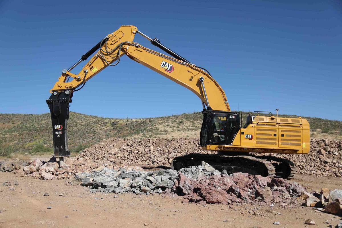 Der neue Cat 374 mit 362 kW (492 PS) Motorleistung und einem Einsatzgewicht von rund 72 Tonnen kommt auf 13 m Reichweite und 8,50 m Grabtiefe. Mit elektrohydraulischer Vorsteuerung und weit entwickelter Steuerungstechnik erreicht der Großbagger Kraftstoffeinsparungen von bis zu 25 Prozent. | Foto: Caterpillar/Zeppelin
