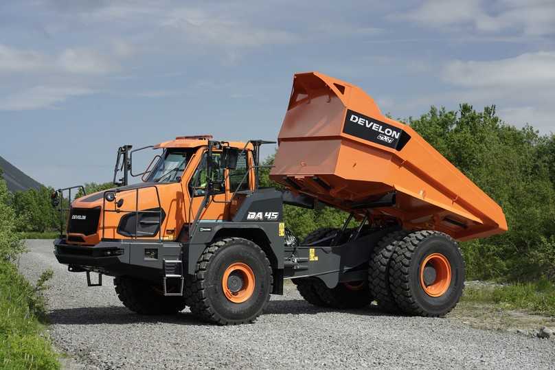 Der knickgelenkte Develon-Muldenkipper DA45-7 macht mit seinem 4x4-Antrieb starren Muldenkippern in der 40-Tonnen-Klasse Konkurrenz. | Foto: Develon Der knickgelenkte Develon-Muldenkipper DA45-7 macht mit seinem 4x4-Antrieb starren Muldenkippern in der 40-Tonnen-Klasse Konkurrenz. | Foto: Develon