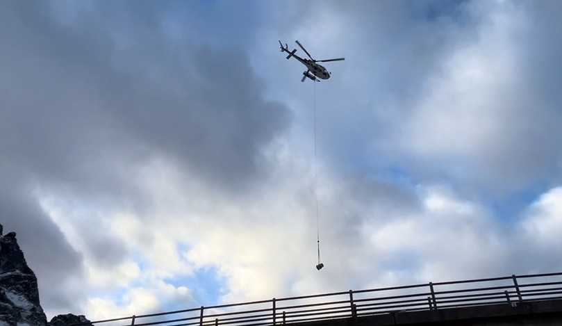 Das Equipment musste per Helikopter auf den Berg transportiert werden. | Foto: Bodenbender Das Equipment musste per Helikopter auf den Berg transportiert werden. | Foto: Bodenbender