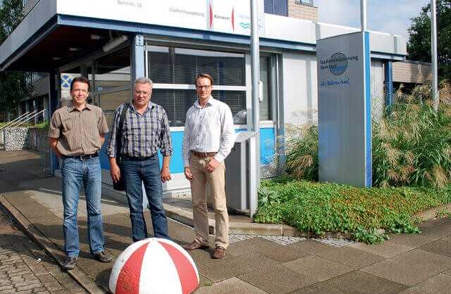 Die Wasserstrahltechnik hat sich zur Freude der Beteiligten innerhalb eines Jahres in Hannovers Kanalnetz etabliert. Jochen Kleimann, Rüdiger Stapf und Sven Henrik Dunse (v.l.). | Foto: bi/zu Eulenburg Die Wasserstrahltechnik hat sich zur Freude der Beteiligten innerhalb eines Jahres in Hannovers Kanalnetz etabliert. Jochen Kleimann, Rüdiger Stapf und Sven Henrik Dunse (v.l.). | Foto: bi/zu Eulenburg