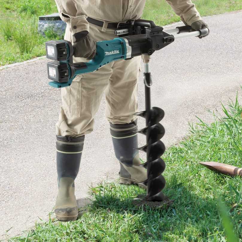 Mit dem 2 x 18 V Akku-Erdbohrer werden Löcher für Pflanzhilfen, Schilder, Zaunpfähle erstellt. | Foto: Makita Mit dem 2 x 18 V Akku-Erdbohrer werden Löcher für Pflanzhilfen, Schilder, Zaunpfähle erstellt. | Foto: Makita