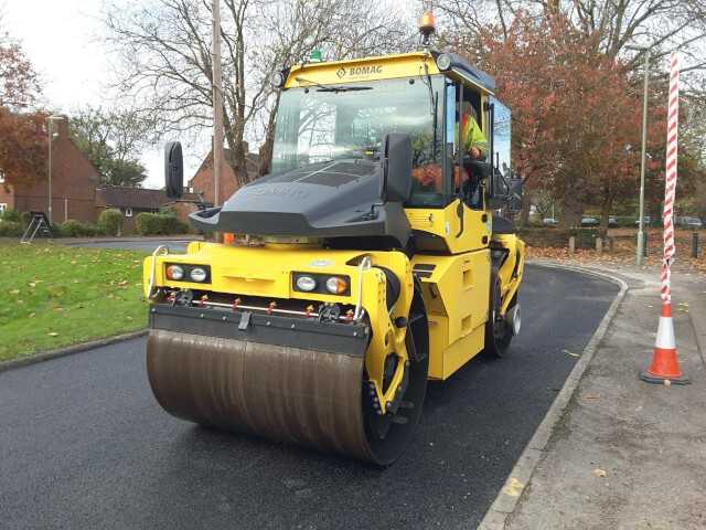 Die Tandemwalze BW 174 AP Hybrid nutzt die dynamischen Leistungsreserven eines Hydraulik-Speichers, um Lastspitzen beim Einschalten der Vibration zu bedienen. So verdichtet der Hydraulik-Hybrid 20 Prozent effizienter. | Foto: Bomag Die Tandemwalze BW 174 AP Hybrid nutzt die dynamischen Leistungsreserven eines Hydraulik-Speichers, um Lastspitzen beim Einschalten der Vibration zu bedienen. So verdichtet der Hydraulik-Hybrid 20 Prozent effizienter. | Foto: Bomag