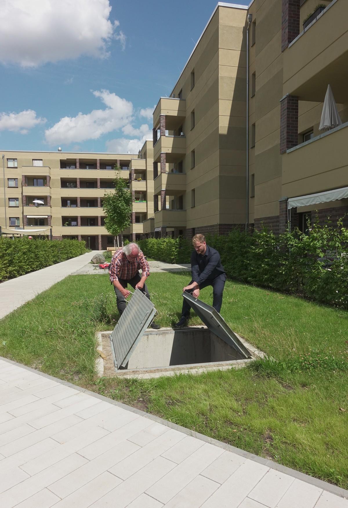 Berlin, Blockrandbebauung Dolomitenstraße 47 bis 49: Auf den Dächern auftreffender Niederschlag wird gesammelt und zur Bewässerung genutzt. Der unterirdische Regenspeicher liegt im begrünten Innenhof und fasst 100 Kubikmeter. | Foto: König Berlin, Blockrandbebauung Dolomitenstraße 47 bis 49: Auf den Dächern auftreffender Niederschlag wird gesammelt und zur Bewässerung genutzt. Der unterirdische Regenspeicher liegt im begrünten Innenhof und fasst 100 Kubikmeter. | Foto: König