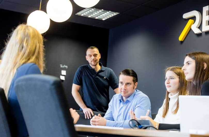 Teamwork bei Reline: Wertschätzung, transparente Kommunikation und Zusammenarbeit hat sich das Unternehmen auf die Fahne geschrieben. | Foto: RelineEurope Teamwork bei Reline: Wertschätzung, transparente Kommunikation und Zusammenarbeit hat sich das Unternehmen auf die Fahne geschrieben. | Foto: RelineEurope