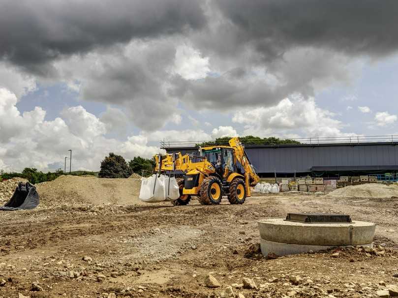 Der integrierter Schnellwechsler ermöglicht den Wechsel von der Schaufel auf eine Palettengabel mit 2.000 Kilogramm Hubkapazität. | Foto: JCB Der integrierter Schnellwechsler ermöglicht den Wechsel von der Schaufel auf eine Palettengabel mit 2.000 Kilogramm Hubkapazität. | Foto: JCB