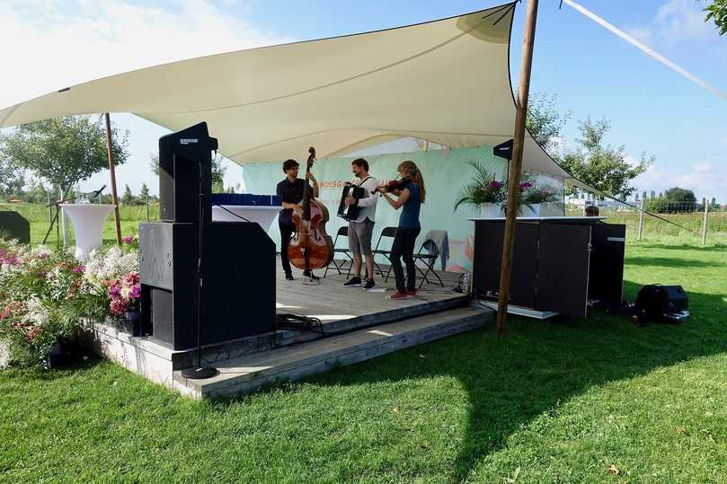 Musikalisch umrahmte die Gruppe Chakulou die Meisterfeier mit der Staudengärtnerin Charlotte Born an der Geige, Louis Ritthaler am Akkordeon und Kurt Breu am Kontrabass. | Foto: B_I Bauer Musikalisch umrahmte die Gruppe Chakulou die Meisterfeier mit der Staudengärtnerin Charlotte Born an der Geige, Louis Ritthaler am Akkordeon und Kurt Breu am Kontrabass. | Foto: B_I Bauer