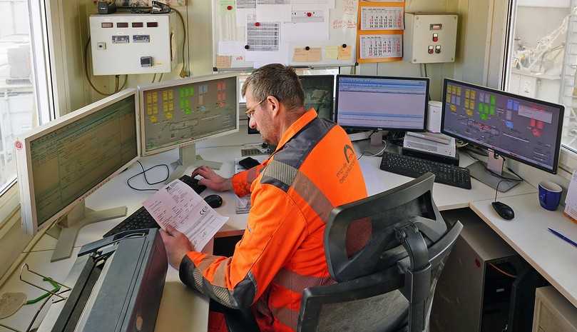 Aus dem zentralen Steuerstand zwischen den Euromix 3000 und 3300 wird die Kombinationsanlage im Ein-Mann-Betrieb gefahren. | Foto: SBM Mineral Processing Aus dem zentralen Steuerstand zwischen den Euromix 3000 und 3300 wird die Kombinationsanlage im Ein-Mann-Betrieb gefahren. | Foto: SBM Mineral Processing