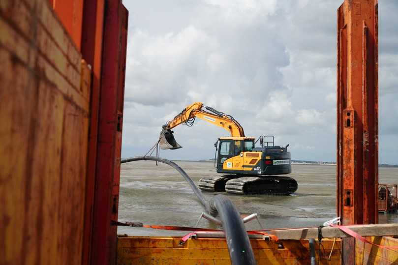 Die Baustelle im Biosphärenreservat Wattenmeer unterliegt höchsten Umweltstandards. Panolin-Befüllung ist für den 14-t-Kettenbagger vorgeschrieben. | Foto: Hyundai Die Baustelle im Biosphärenreservat Wattenmeer unterliegt höchsten Umweltstandards. Panolin-Befüllung ist für den 14-t-Kettenbagger vorgeschrieben. | Foto: Hyundai