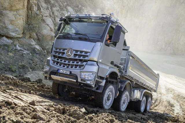 Mit permanentem Allradantrieb: Mercedes Arocs 4151 8x8 | Fotos: Daimler Mit permanentem Allradantrieb: Mercedes Arocs 4151 8x8 | Fotos: Daimler
