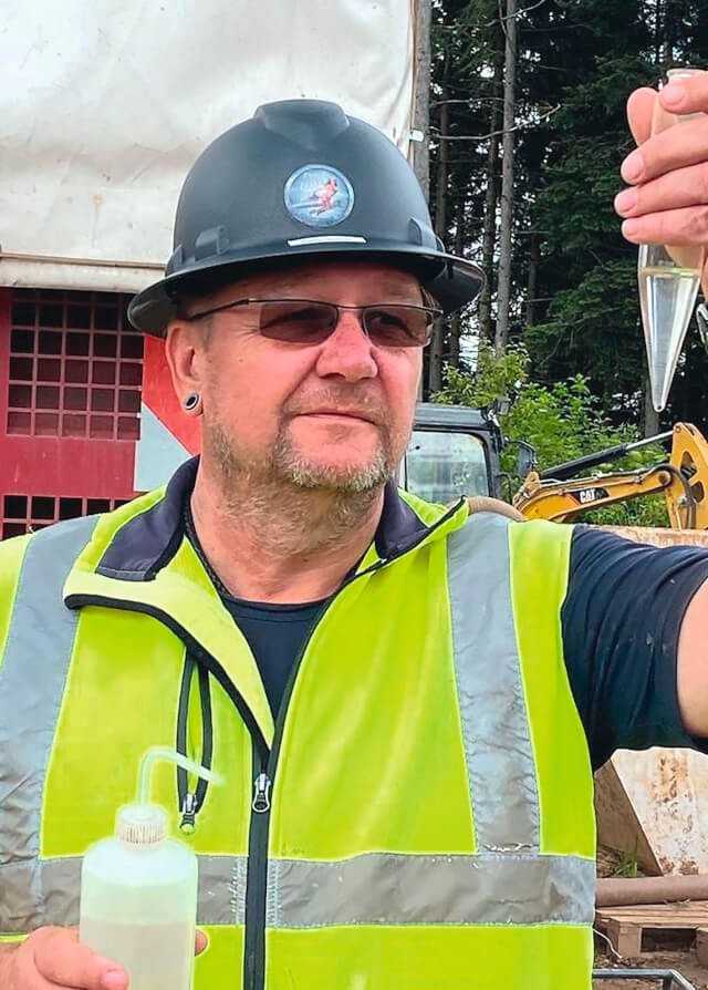 Ablesen des Sandgehaltes mit dem Spitzglas | Fotos: Sirius-ES Deutschland Ablesen des Sandgehaltes mit dem Spitzglas | Fotos: Sirius-ES Deutschland