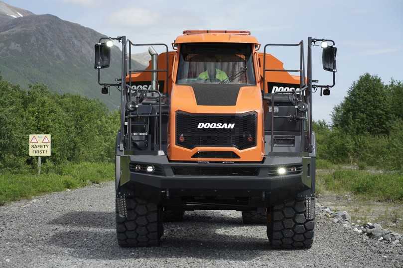 Von vorn ein waschechter Doosan-Knicklenker: Der neue 4x4-Muldenkipper basiert technisch auf Doosans 6x6-Knicklenker DA45-7. | Foto: Doosan Von vorn ein waschechter Doosan-Knicklenker: Der neue 4x4-Muldenkipper basiert technisch auf Doosans 6x6-Knicklenker DA45-7. | Foto: Doosan
