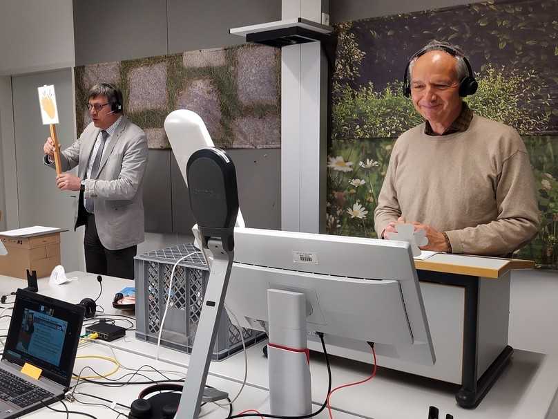 Applaus von Institutsleiter Jürgen Eppel (links) für Dr. Philipp Schönfeld und seine 29-jährige erfolgreiche Mitarbeit an der LWG. | Foto: Kendzia, LWG Applaus von Institutsleiter Jürgen Eppel (links) für Dr. Philipp Schönfeld und seine 29-jährige erfolgreiche Mitarbeit an der LWG. | Foto: Kendzia, LWG