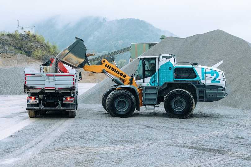 Der Liebherr-Großradlader mit Wasserstoffmotor wird in einem mehrjährigen Testbetrieb im Kanzelsteinbruch der Strabag in Österreich erprobt. | Foto: Strabag Der Liebherr-Großradlader mit Wasserstoffmotor wird in einem mehrjährigen Testbetrieb im Kanzelsteinbruch der Strabag in Österreich erprobt. | Foto: Strabag