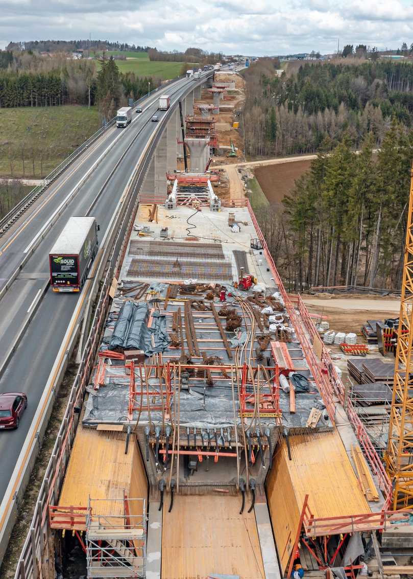 Während der neue Überbau im Taktschiebeverfahren in wöchentlichen 30-m-Schritten nach Norden wandert, wird der Autobahnverkehr über die parallel verlaufende Bestandsbrücke geführt. | Foto: PERI Deutschland Während der neue Überbau im Taktschiebeverfahren in wöchentlichen 30-m-Schritten nach Norden wandert, wird der Autobahnverkehr über die parallel verlaufende Bestandsbrücke geführt. | Foto: PERI Deutschland
