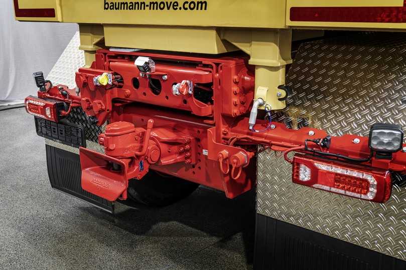 Schwerlastanhängevorrichtung: Alle nötigen Luft- und Stromanschlüsse sowie die Rückfahrkamera befinden sich an der Hecktraverse. | Foto: Daimler Truck AG Schwerlastanhängevorrichtung: Alle nötigen Luft- und Stromanschlüsse sowie die Rückfahrkamera befinden sich an der Hecktraverse. | Foto: Daimler Truck AG