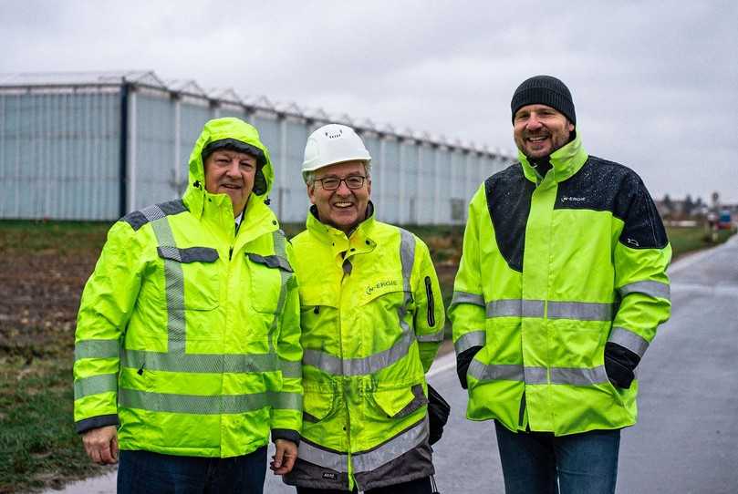 Mit dem Bauverlauf zufrieden zeigten sich (v.r.) Thomas Gamstätter, Leiter Baumanagement 2, Projektingenieur Gerhard Zenkel, beide N- Ergie Netz GmbH, und Langguth-Geschäftsführer Jochen Bärreis. | Foto: Ernst und Ludwig Langguth Mit dem Bauverlauf zufrieden zeigten sich (v.r.) Thomas Gamstätter, Leiter Baumanagement 2, Projektingenieur Gerhard Zenkel, beide N- Ergie Netz GmbH, und Langguth-Geschäftsführer Jochen Bärreis. | Foto: Ernst und Ludwig Langguth