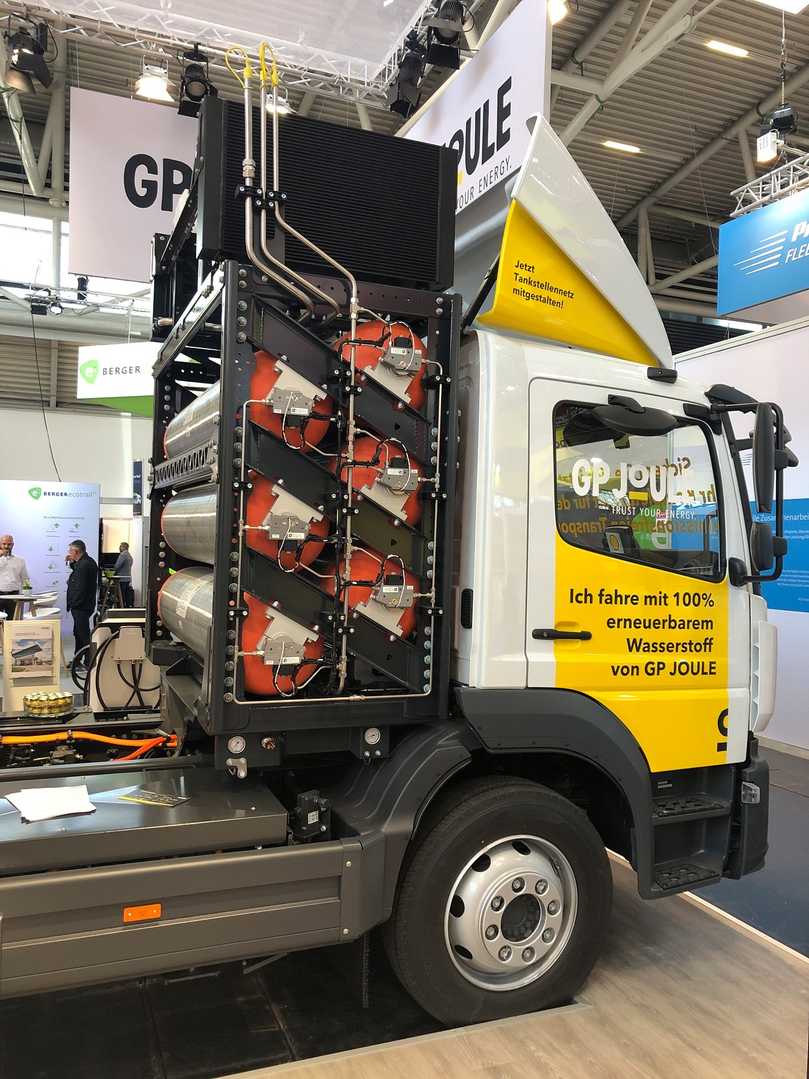 Die sechs Tanks fassen je 5 kg gasförmigen Wasserstoff, der mit rund 350 bar Druck in die Gasspeicher strömt. | Foto: QUATEX Die sechs Tanks fassen je 5 kg gasförmigen Wasserstoff, der mit rund 350 bar Druck in die Gasspeicher strömt. | Foto: QUATEX