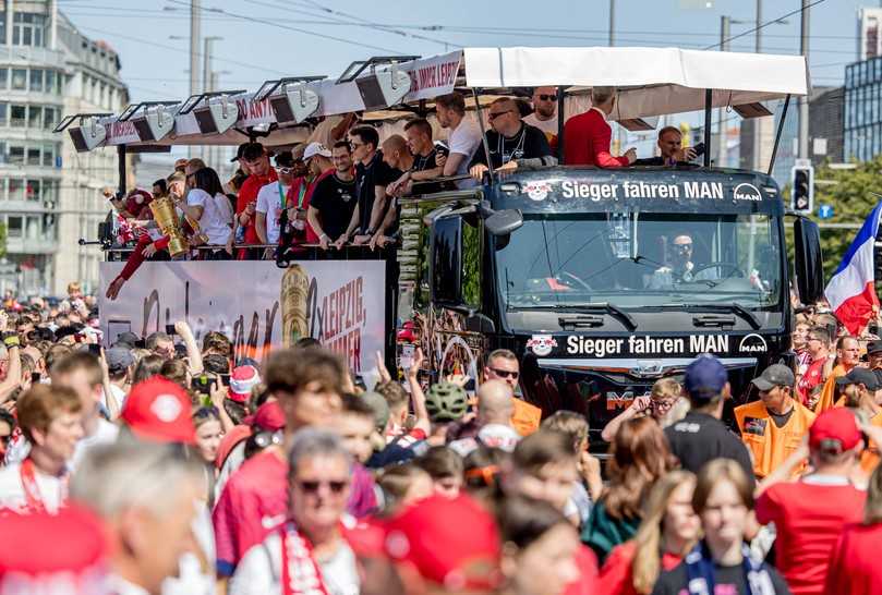 Der MAN Korso-Truck war zuvor schon sieben Mal im Einsatz, hier bei der Pokalfeier des RB Leipzig 2023. | Foto: MAN Truck & Bus Der MAN Korso-Truck war zuvor schon sieben Mal im Einsatz, hier bei der Pokalfeier des RB Leipzig 2023. | Foto: MAN Truck & Bus