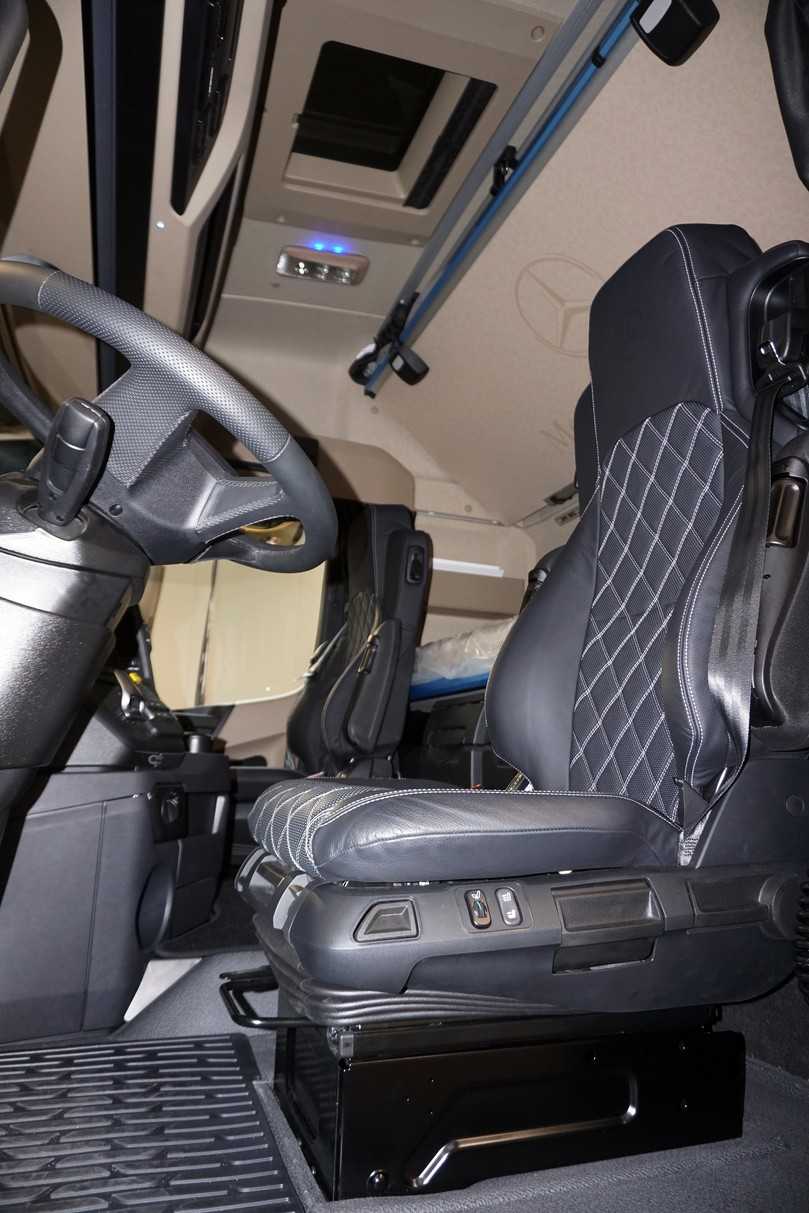 Alles vom Feinsten: bequemer Fahrersitz, zwei Betten für Doppelbesatzung und volle Stehhöhe trotz kleinem Motortunnel. | Foto: Paul Nutzfahrzeuge Alles vom Feinsten: bequemer Fahrersitz, zwei Betten für Doppelbesatzung und volle Stehhöhe trotz kleinem Motortunnel. | Foto: Paul Nutzfahrzeuge