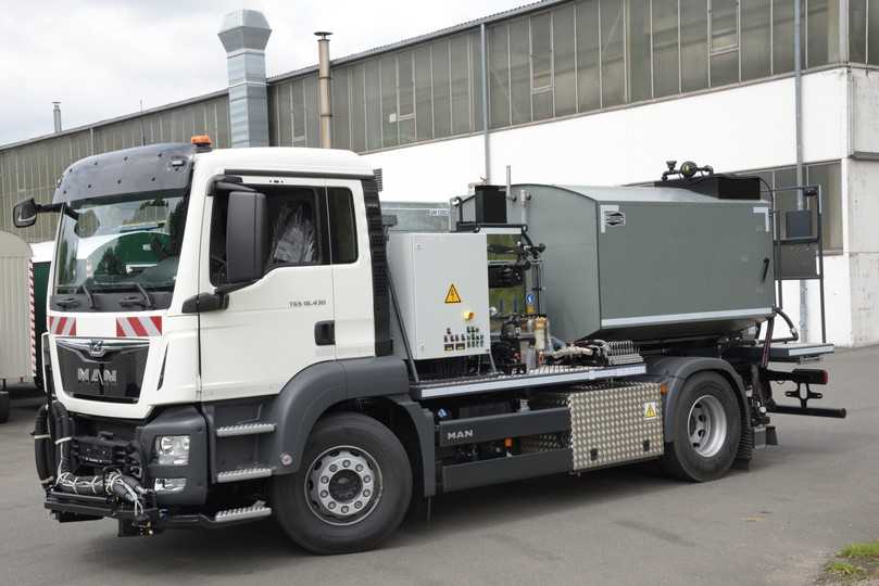 LKW-Aufbau HK-1000-PH mit 6.000 l Bindemittel für den Schichtenverbund, 2.000 l Brauchwasser zum Versorgen der Asphaltwalzen, sowie einen Bitumen-Rührwerkskocher (500 l) für die Versiegelung von Längsnaht und hohem Rand. | Foto: Weisig LKW-Aufbau HK-1000-PH mit 6.000 l Bindemittel für den Schichtenverbund, 2.000 l Brauchwasser zum Versorgen der Asphaltwalzen, sowie einen Bitumen-Rührwerkskocher (500 l) für die Versiegelung von Längsnaht und hohem Rand. | Foto: Weisig