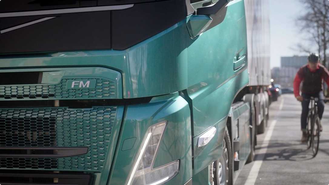 Volvo Trucks führt fünf neue Lkw-Sicherheitssysteme ein Volvo Trucks führt fünf neue Lkw-Sicherheitssysteme ein