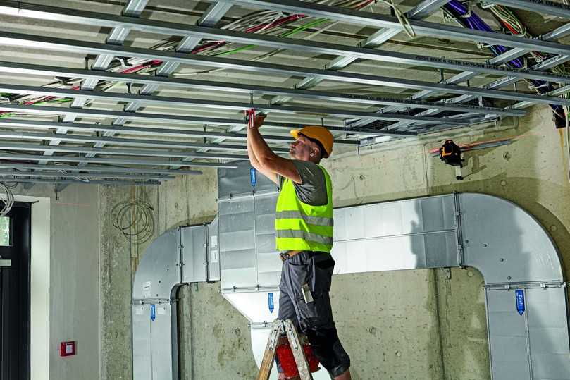 Die roten Linien des Multilinien-Lasers LAX 600 sind bis zu 30 m sehr gut sichtbar. So kann man in der horizontalen und vertikalen Position zur gleichen Zeit nivellieren. | Foto: Stabila Die roten Linien des Multilinien-Lasers LAX 600 sind bis zu 30 m sehr gut sichtbar. So kann man in der horizontalen und vertikalen Position zur gleichen Zeit nivellieren. | Foto: Stabila