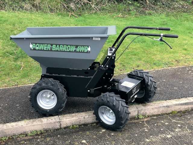 Kompakt gebaut mit einem geringem Wenderadius: Bei einer Breite von 76 cm und einer variabel dosierbaren Geschwindigkeit von 0–6,5 km/h kann der neue Elektrodumper auf kleinen Baustellen bzw. in geschlossenen Räumen eingesetzt werden. Kompakt gebaut mit einem geringem Wenderadius: Bei einer Breite von 76 cm und einer variabel dosierbaren Geschwindigkeit von 0–6,5 km/h kann der neue Elektrodumper auf kleinen Baustellen bzw. in geschlossenen Räumen eingesetzt werden.