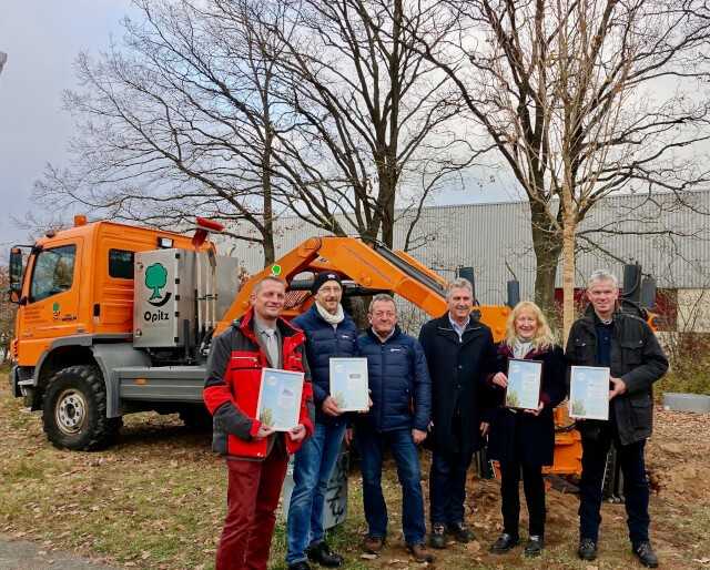 Vier Urkunden konnte der Bürgermeister direkt aushändigen. (v.l.) Ralf Weber (Funke Kunststoffe), Alexander Heimlich und Mitarbeiter Zimmermann (Pirtek Nürnberg/Lauf), Kurt Krömer, Sonja Bauer (B_I galabau) und Michael Elison (GaLaBau Praxis). Vier Urkunden konnte der Bürgermeister direkt aushändigen. (v.l.) Ralf Weber (Funke Kunststoffe), Alexander Heimlich und Mitarbeiter Zimmermann (Pirtek Nürnberg/Lauf), Kurt Krömer, Sonja Bauer (B_I galabau) und Michael Elison (GaLaBau Praxis).