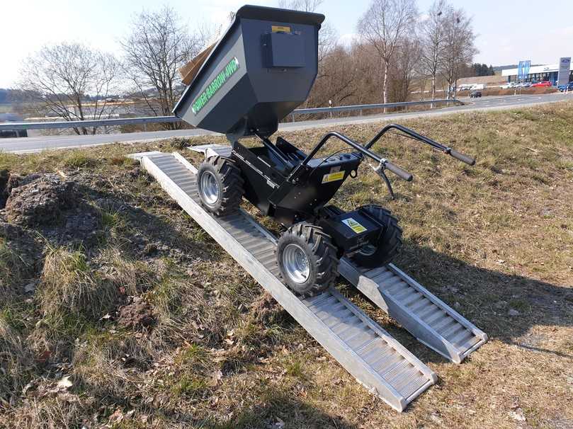 PowerBarrow 4 WD kann auf der Rampe anhalten, stehen bleiben und gegen den Berg auskippen. | Foto: Weber Baumaschinen und Fahrzeuge GmbH PowerBarrow 4 WD kann auf der Rampe anhalten, stehen bleiben und gegen den Berg auskippen. | Foto: Weber Baumaschinen und Fahrzeuge GmbH