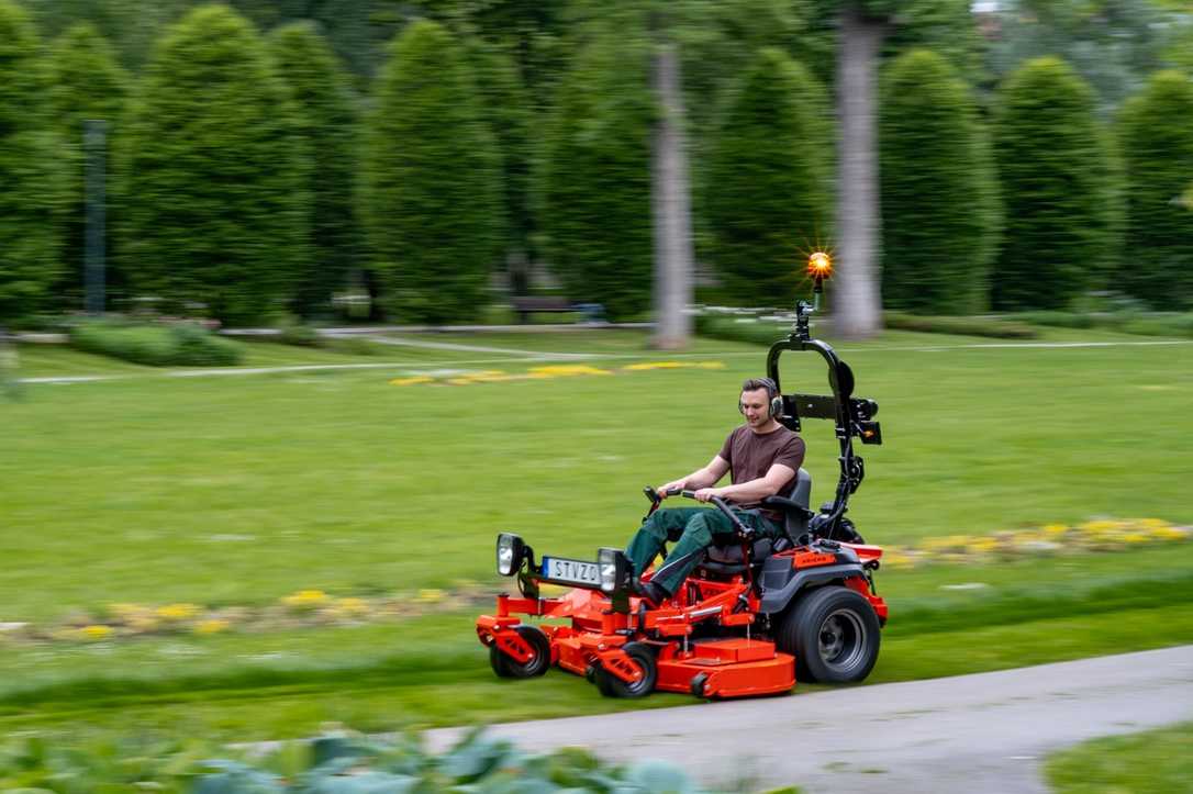 Ariens: StVZO-Straßenkit für Zero-Turn-Mäher Ariens: StVZO-Straßenkit für Zero-Turn-Mäher