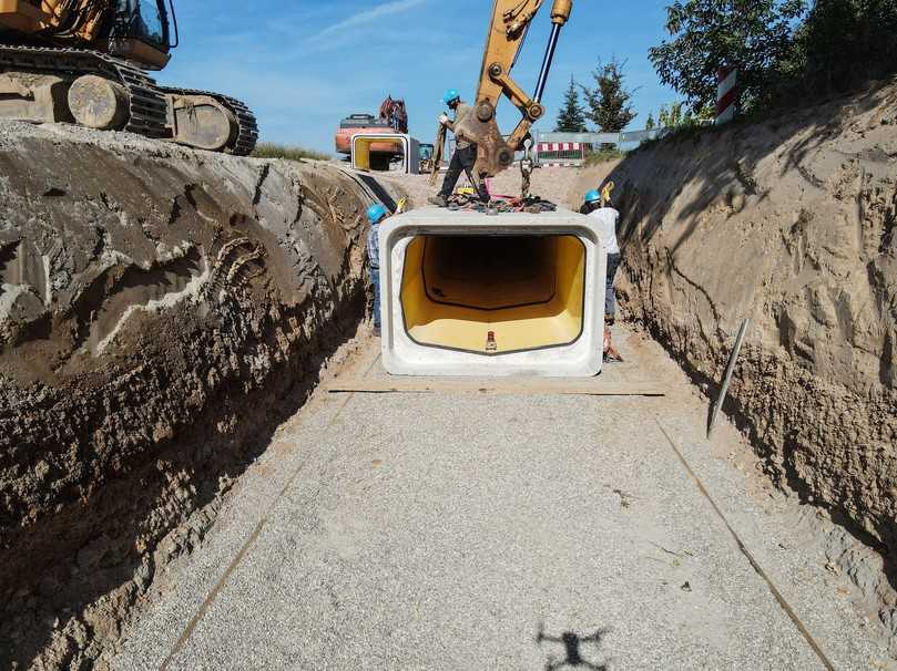 Die geringere Bauhöhe gegenüber einem runden Rohr mit vergleichbarem Stauvolumen war bei der geringen Tiefenlage des neuen Kanals eines der Argumente für die Perfect Box. | Foto: Beton Müller Die geringere Bauhöhe gegenüber einem runden Rohr mit vergleichbarem Stauvolumen war bei der geringen Tiefenlage des neuen Kanals eines der Argumente für die Perfect Box. | Foto: Beton Müller