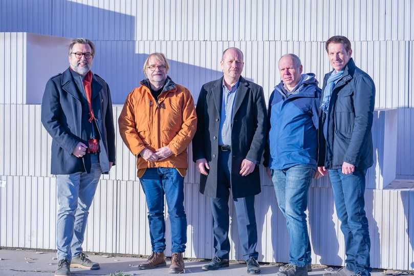 Fachlicher Austausch über das Forschungsprojekt in Eixleben (v.l.): Stefan Kimm-Friedenberg, Dr. Holger Becker (Mitglied des Bundestages, SPD), Dr. Marko Häckel (AiF e.V.), Harald Kalbfuß (Mitarbeiter von MdB Dr. Becker), Roland Meißer (Geschäftsführer der Forschungsvereinigung Kalk-Sand e.V.) | Foto: Kevin Blivier, Kimm GmbH & Co. KG Fachlicher Austausch über das Forschungsprojekt in Eixleben (v.l.): Stefan Kimm-Friedenberg, Dr. Holger Becker (Mitglied des Bundestages, SPD), Dr. Marko Häckel (AiF e.V.), Harald Kalbfuß (Mitarbeiter von MdB Dr. Becker), Roland Meißer (Geschäftsführer der Forschungsvereinigung Kalk-Sand e.V.) | Foto: Kevin Blivier, Kimm GmbH & Co. KG
