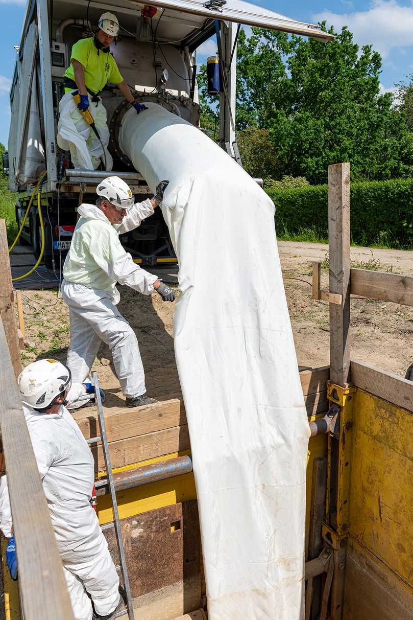 Aus der Inversionstrommel heraus wird der BlueLiner in die Startgrube geführt… | Foto: D&S Rohrsanierung Aus der Inversionstrommel heraus wird der BlueLiner in die Startgrube geführt… | Foto: D&S Rohrsanierung