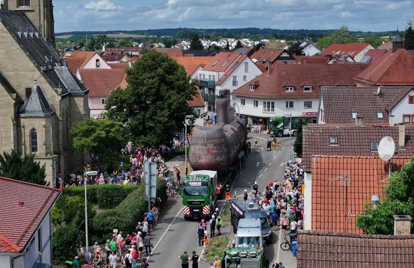 Spektakulärer Schwertransport: In der Ortsmitte von Siegelsbach wird der maritime Oldtimer von der Bevölkerung begrüßt. | Foto: Auto - Technik - Museum e.V. Spektakulärer Schwertransport: In der Ortsmitte von Siegelsbach wird der maritime Oldtimer von der Bevölkerung begrüßt. | Foto: Auto - Technik - Museum e.V.