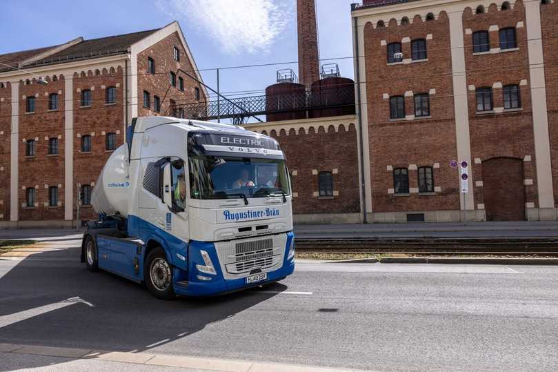 Lkw-Fahrer Wolfgang Käsweber ist begeistert: "So macht das fahren Spaß!" | Foto: Volvo Trucks Lkw-Fahrer Wolfgang Käsweber ist begeistert: "So macht das fahren Spaß!" | Foto: Volvo Trucks