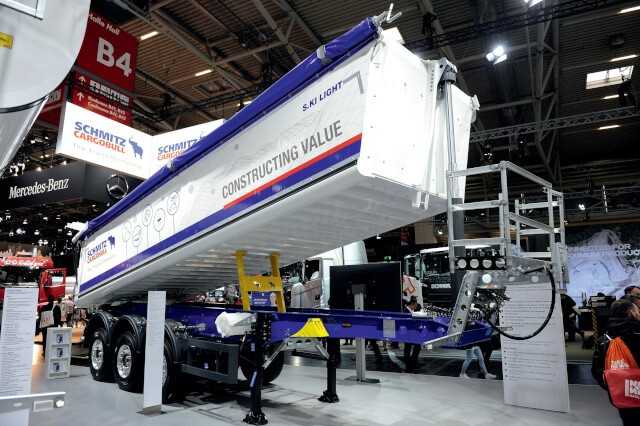Schmitz Cargobull bringt seine Trailer-Connect-Telematik jetzt auch im Sattelkipper S.KI Smart Plus. Schmitz Cargobull bringt seine Trailer-Connect-Telematik jetzt auch im Sattelkipper S.KI Smart Plus.