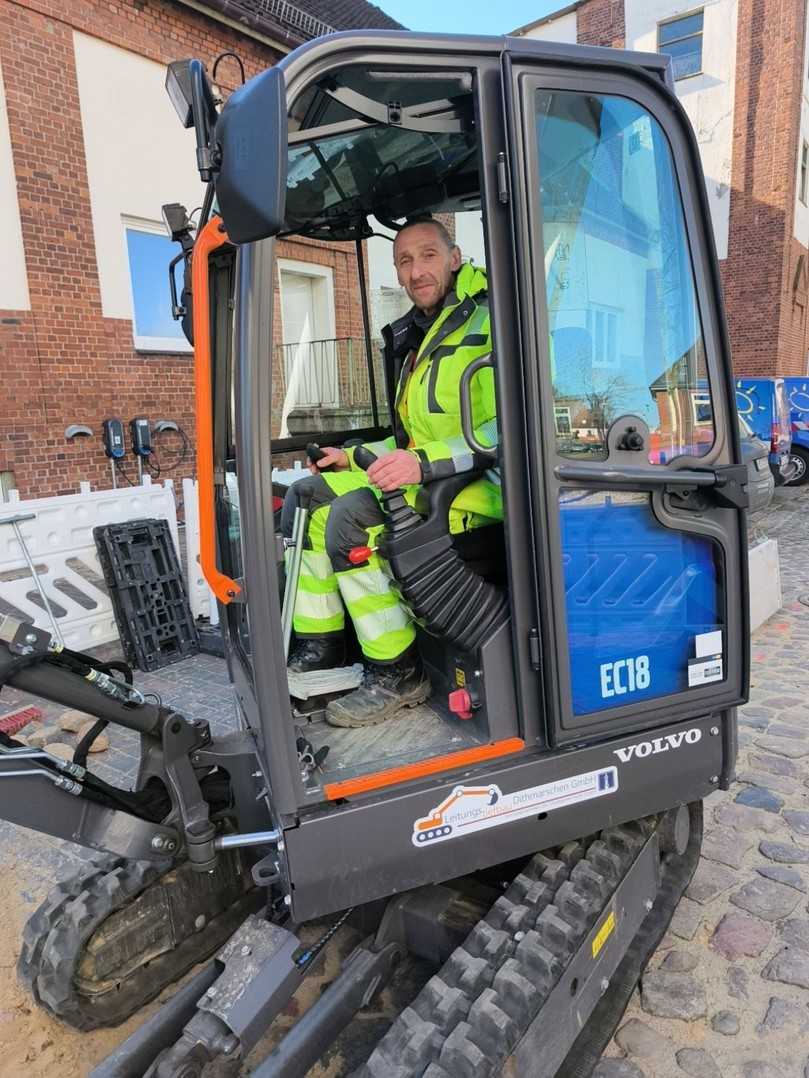 Ralf Schulz, Mitarbeiter beim Leitungstiefbau Dithmarschen und der Erste auf dem EC18 Electric | Foto: Swecon Ralf Schulz, Mitarbeiter beim Leitungstiefbau Dithmarschen und der Erste auf dem EC18 Electric | Foto: Swecon