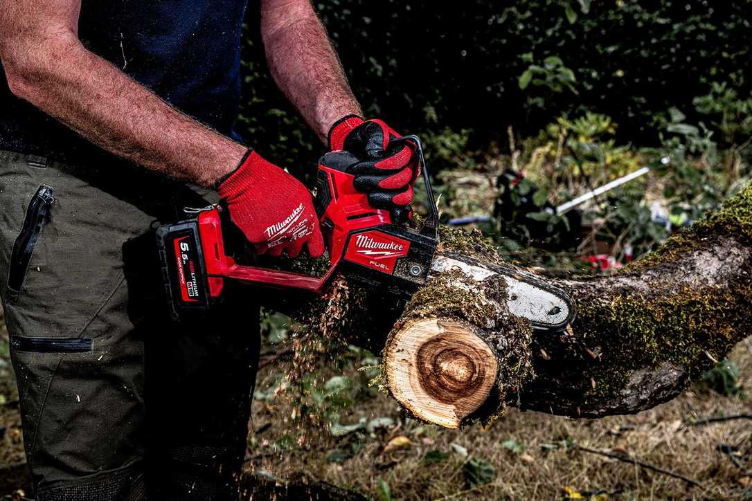 So tickt die Akku-Astsäge mit 18 Volt von Milwaukee So tickt die Akku-Astsäge mit 18 Volt von Milwaukee