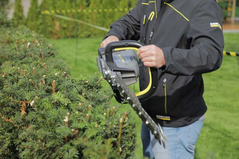 Schneidet Hecken und kleinere Äste, aber dank Zweihand-Bedienung und Schnittschutz keine Finger und Oberschenkel: Die neue Akku-Heckenschere für professionelle Anwender. Schneidet Hecken und kleinere Äste, aber dank Zweihand-Bedienung und Schnittschutz keine Finger und Oberschenkel: Die neue Akku-Heckenschere für professionelle Anwender.
