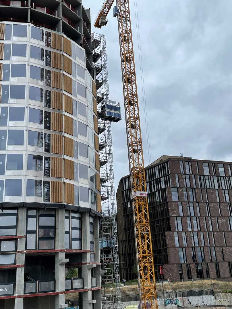 Dank patentiertem Geda-Flachkabelsystem gelangen Personen und Material mit dem Multilift P22 zügig und sicher in die Höhe. | Foto: Geda Dank patentiertem Geda-Flachkabelsystem gelangen Personen und Material mit dem Multilift P22 zügig und sicher in die Höhe. | Foto: Geda