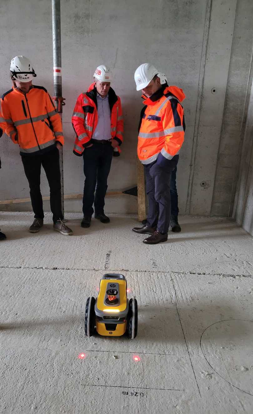 Gemeinsam mit Johann G. Stehnke (r.), Geschäftsführer der Stehnke Bauunternehmung, begutachten die Fachleute die Leistung des Markierungsroboters. | Foto: B_I/bb Gemeinsam mit Johann G. Stehnke (r.), Geschäftsführer der Stehnke Bauunternehmung, begutachten die Fachleute die Leistung des Markierungsroboters. | Foto: B_I/bb