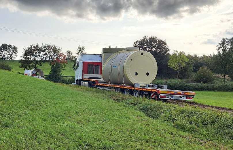 Die im Werk vorgefertigten GFK-Elemente wurden über Tieflader zur Baustelle transportiert. | Foto: SRP Bauüberwachung Die im Werk vorgefertigten GFK-Elemente wurden über Tieflader zur Baustelle transportiert. | Foto: SRP Bauüberwachung
