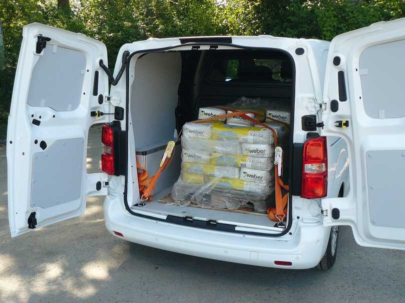 Hier ist noch eine Lage Ballast zu viel an Bord. Der Opel Vivario-e schleppt inklusive Fahrer knapp 900 kg. | Foto: Randolf Unruh, Opel Hier ist noch eine Lage Ballast zu viel an Bord. Der Opel Vivario-e schleppt inklusive Fahrer knapp 900 kg. | Foto: Randolf Unruh, Opel