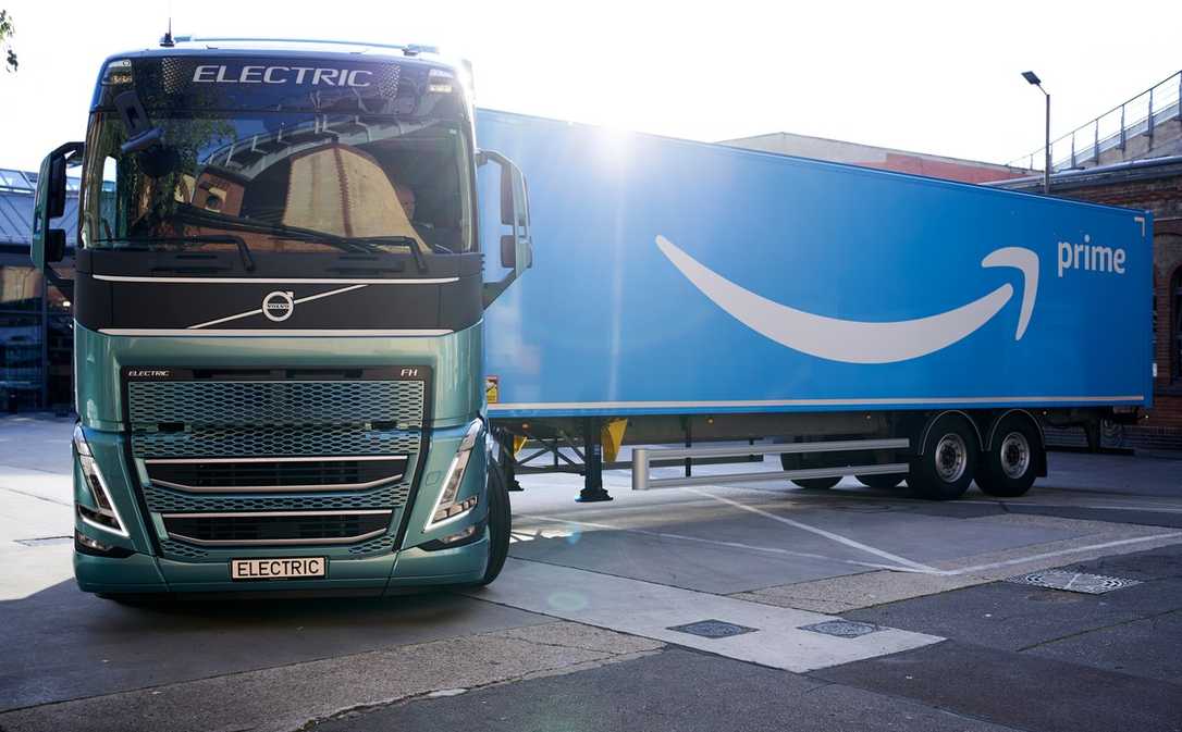 E-Lkw: Amazon kauft 20 schwere Elektro-Sattelzüge von Volvo E-Lkw: Amazon kauft 20 schwere Elektro-Sattelzüge von Volvo