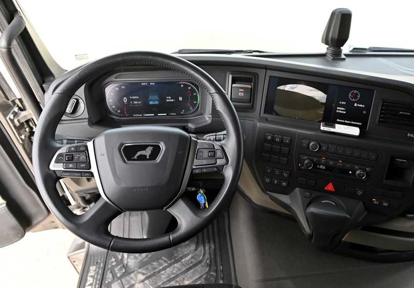Die Cockpits verwöhnen die Fahrer mit griffgünstigem Multifunktionslenkrad, Digital-Display, elektrischer Feststellbremse und Dreh-Drück-Steller. | Foto: MAN Die Cockpits verwöhnen die Fahrer mit griffgünstigem Multifunktionslenkrad, Digital-Display, elektrischer Feststellbremse und Dreh-Drück-Steller. | Foto: MAN