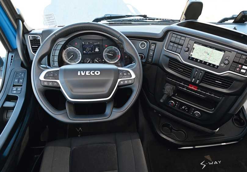 Das Cockpit des Iveco S-Way lässt kaum Wünsche offen. Digitale Anzeigen sind Mangelware. | Foto: Quatex Das Cockpit des Iveco S-Way lässt kaum Wünsche offen. Digitale Anzeigen sind Mangelware. | Foto: Quatex