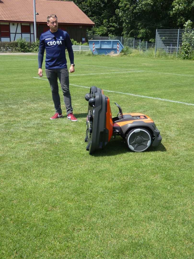 Das „Ceora“-Mähdeck in Wartungsposition gekippt. | Foto: B_I/Stoffregen Das „Ceora“-Mähdeck in Wartungsposition gekippt. | Foto: B_I/Stoffregen