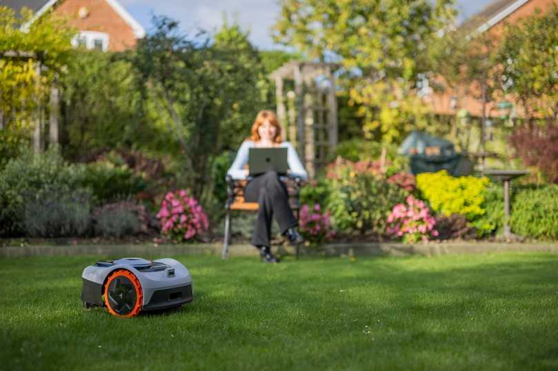Was Smart-Home-Freunde freuen wird: Die Navimow-Mähroboter unterstützen jetzt Google Assistant. Sie können so über Sprachbefehle gesteuert werden, mit anderen Geräten interagieren und über „Google Home"-Lautsprecher Audiofeedback über ihren Status geben. | Foto: Segway Was Smart-Home-Freunde freuen wird: Die Navimow-Mähroboter unterstützen jetzt Google Assistant. Sie können so über Sprachbefehle gesteuert werden, mit anderen Geräten interagieren und über „Google Home"-Lautsprecher Audiofeedback über ihren Status geben. | Foto: Segway