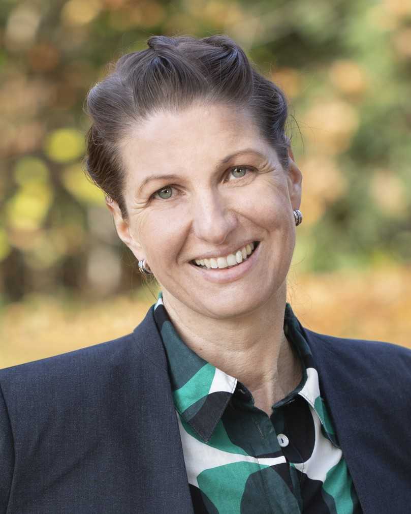 Die Landschaftsarchitektin Maria-Anna Schneider-Moosbrugger freut sich über mehrere Preise und zwei Wettbewerbssiege im ersten Halbjahr 2025. | Foto: Petra Rainer Die Landschaftsarchitektin Maria-Anna Schneider-Moosbrugger freut sich über mehrere Preise und zwei Wettbewerbssiege im ersten Halbjahr 2025. | Foto: Petra Rainer